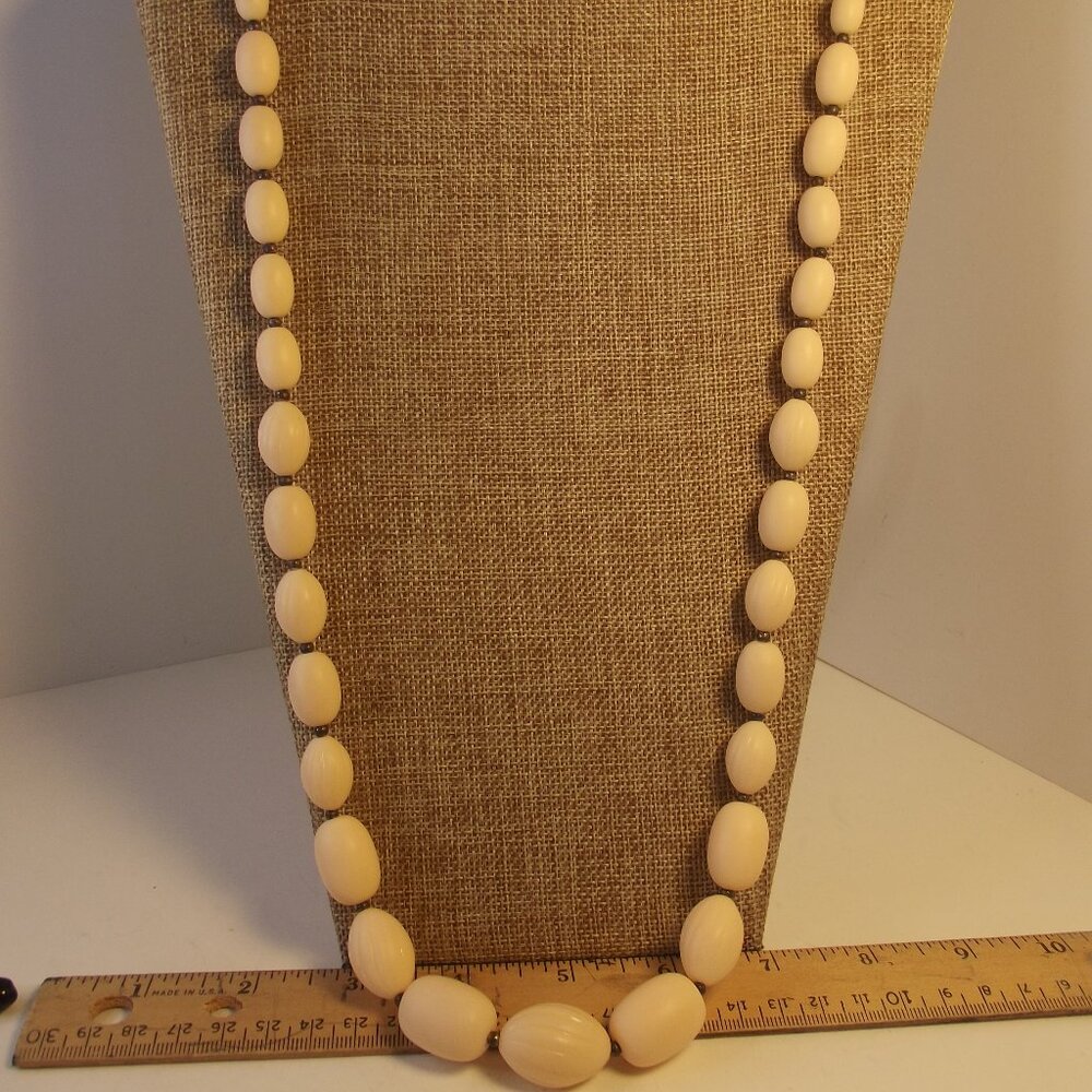 Vintage Peach / Pink Colored Graduated Size Acrylic Beaded Necklace
